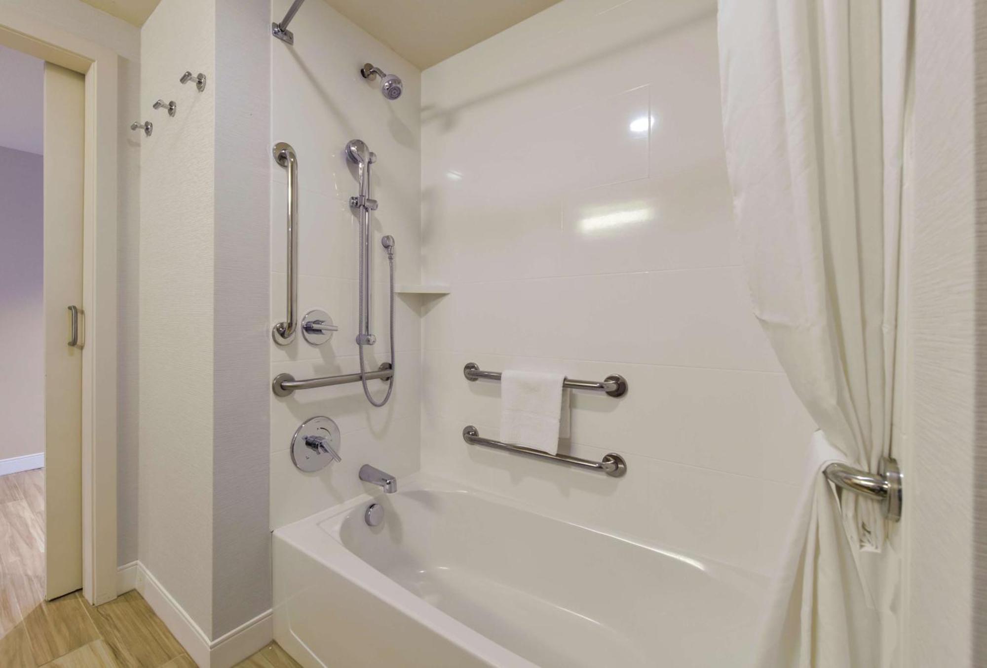 Hampton & Seattle/redmond Wa 3* Redmond